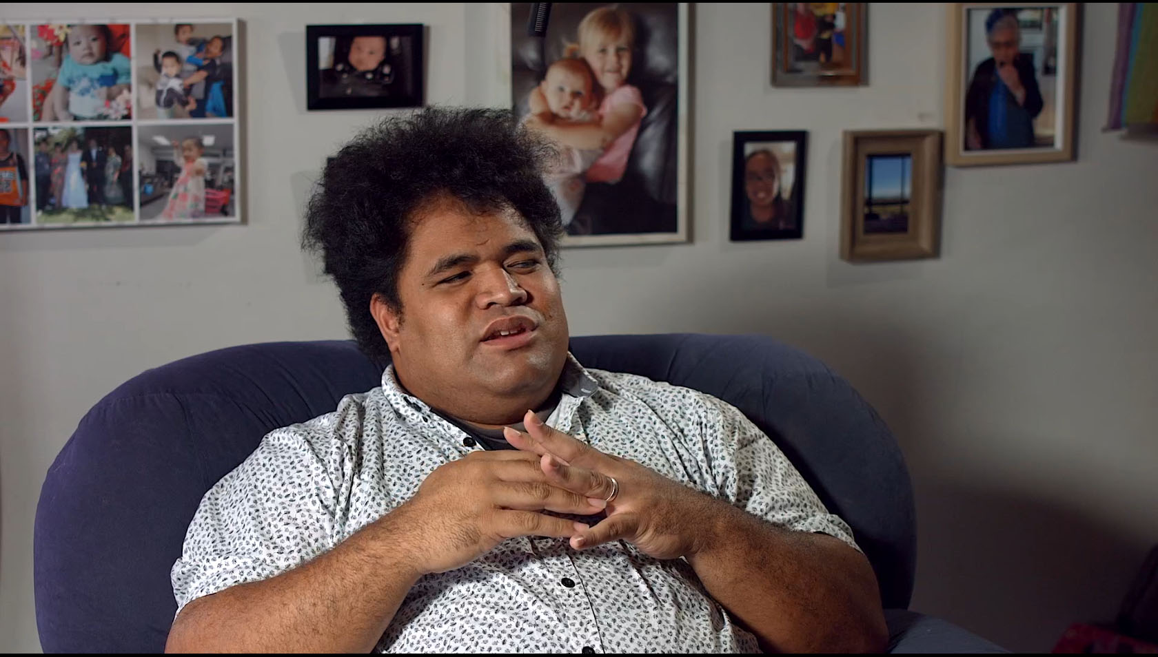 Ese Aumalesulu sit on chair and talk about his story